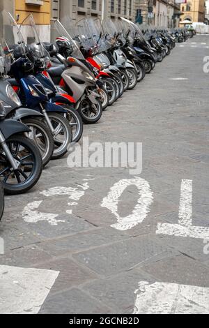 Florenz, Italien - 10. Mai 2010: Scooers in einer Reihe in Florenz, Italien. Stockfoto