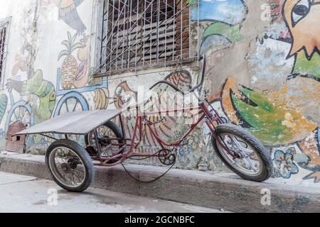 Bici-Taxi auf einer Straße in Camaguey, Kuba Stockfoto