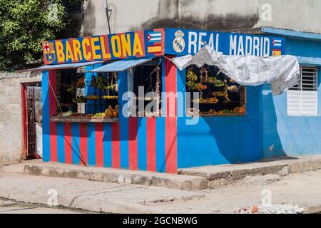 LAS TUNAS, KUBA - 27. JANUAR 2016: Stand von Obst und Gemüse in Las Tunas. Stockfoto