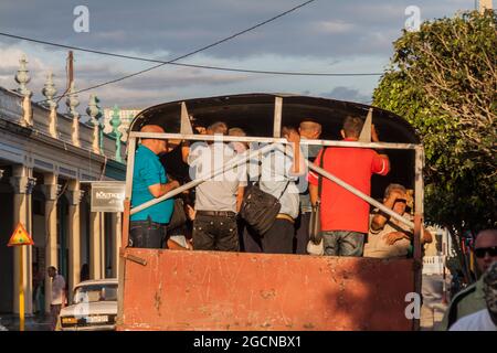 LAS TUNAS, KUBA - 27. JAN 2016: In Las Tunas fahren Menschen in einem Lastwagen. In Kuba transportieren Lastwagen häufig Passagiere. Stockfoto