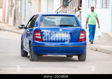 LAS TUNAS, KUBA - 27. JAN 2016: Modernes Skoda-Auto in einer Straße in Las Tunas. Stockfoto