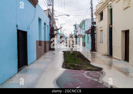 BAYAMO, KUBA - 30. JAN 2016: Fußgängerzone in der General Garcia Straße in Bayamo. Stockfoto