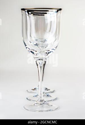 Drei Weingläser hintereinander. Perspektive des Blickes durch jedes Glas zum nächsten. Stockfoto
