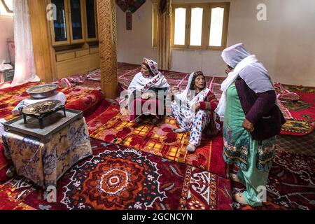 Gilgit-Baltistan, Pakistan - Juni 2021: Alte, erwachene Frauen im traditionellen Haus Stockfoto