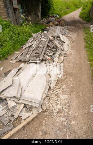 Asbestplatten, fliegen gekippt in einer Landstraße in der Nähe von gravesend Kent. Stockfoto