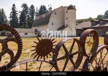 Metallwagen-Radzaun, Dahmen Barn, Uniontown, Palouse, Staat Washington, USA. Stockfoto