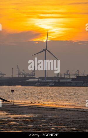 Windturbine in Tilbury Essex, aufgenommen von Gravesend Kent bei Sonnenuntergang. Stockfoto