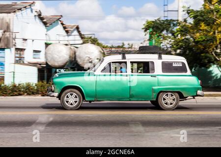 CAMAGUEY, KUBA - 26. JANUAR 2016: Alte Autofahrten in Camaguey Stockfoto