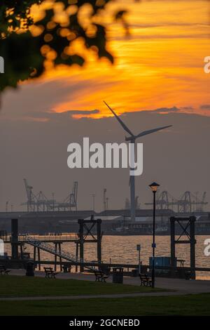 Windturbine in Tilbury Essex, aufgenommen von Gravesend Kent bei Sonnenuntergang. Stockfoto