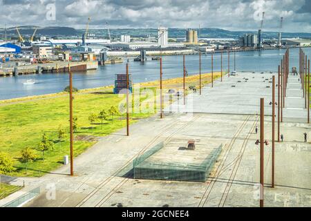 Belfast, Großbritannien, August 2019 erhöhte Ansicht vom Titanic Museum auf Belfast Hafen und Docks, Nordirland Stockfoto