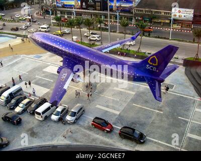 Flugzeug vor dem Terminal 21 Mall in Pattaya in Thailand 9.12.2018 Stockfoto