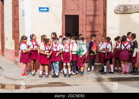 TRINIDAD, KUBA - 8. FEB 2016: Gruppe junger Pioneer-Mädchen und -Jungen in Trinidad, Kuba. Stockfoto