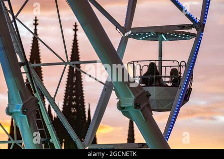 Kirmes Happy Colonia, Corona-konforme Kirmes in der Deutzer Werft, am Rhein, Kölner Dom, Abendrot, Riesenrad, Eine temporäre Unterhaltung pa Stockfoto