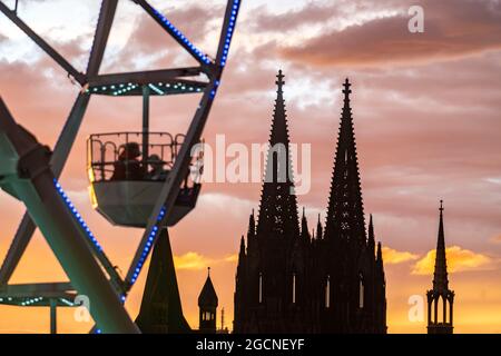 Kirmes Happy Colonia, Corona-konforme Kirmes in der Deutzer Werft, am Rhein, Kölner Dom, Abendrot, Riesenrad, Eine temporäre Unterhaltung pa Stockfoto