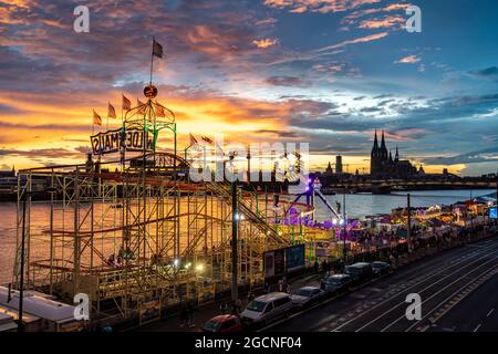 Kirmes Happy Colonia, Corona-konforme Kirmes in der Deutzer Werft, am Rhein, Kölner Dom, Abendrot, Achterbahn Wilde Maus, eine temporäre Stockfoto