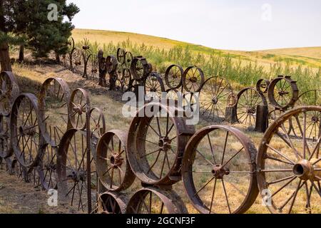 Metallwagen-Radzaun, Dahmen Barn, Uniontown, Palouse, Staat Washington, USA. Stockfoto