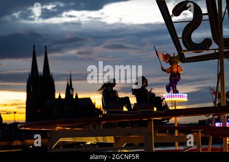 Kirmes Happy Colonia, Corona-konforme Kirmes in der Deutzer Werft, am Rhein, Kölner Dom, Abendrot, Achterbahn Wilde Maus, eine temporäre Stockfoto