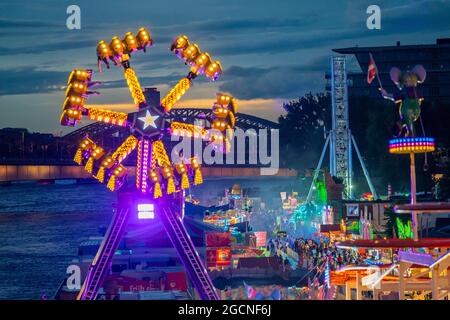 Kirmes Happy Colonia, Corona-konforme Kirmes in der Deutzer Werft, am Rhein, Achterbahn Wilde Maus, Deutzer Eisenbahnbrücke, ein temporärer Amu Stockfoto