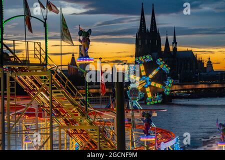 Kirmes Happy Colonia, Corona-konforme Kirmes in der Deutzer Werft, am Rhein, Kölner Dom, Abendrot, Achterbahn Wilde Maus, eine temporäre Stockfoto