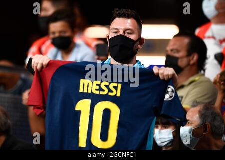 Sant Joan Despi, Spanien. 08. August 2021. Der Fan des FC Barcelona zeigt ein Trikot von Lionel Messi während des Vorsaison-Freundschaftsspiels zwischen dem FC Barcelona und dem FC Juventus. FC Barcelona gewann 3-0 gegen den FC Juventus. Kredit: Nicolò Campo/Alamy Live Nachrichten Stockfoto