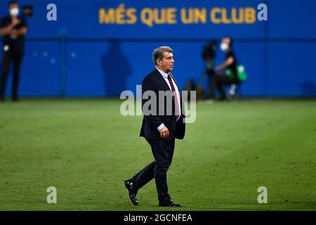 Sant Joan Despi, Spanien. 08. August 2021. Joan Laporta, Präsident des FC Barcelona, wird am Ende des Freundschaftsspiel zwischen dem FC Barcelona und dem FC Juventus gesehen. FC Barcelona gewann 3-0 gegen den FC Juventus. Kredit: Nicolò Campo/Alamy Live Nachrichten Stockfoto