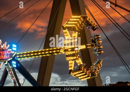 Kirmes Happy Colonia, Corona-konforme Kirmes in der Deutzer Werft, am Rhein, Severinsbrücke, ein temporärer Vergnügungspark der Gemeinde Colo Stockfoto