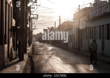 LAS TUNAS, KUBA - 27. JAN 2016: Abendansicht einer Straße in Las Tunas Stockfoto