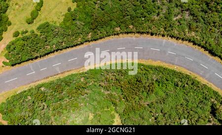 Drop-down-Ansicht einer Straßenkurve, die durch die Landschaft führt. Stockfoto