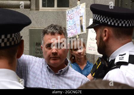 Die Demonstranten trafen sich bei der DEFRA und marschierten dann zur Downing Street, um gegen das Todesurteil gegen Geronimo, den Alpaka, zu protestieren. Stockfoto