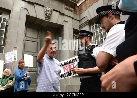 Die Demonstranten trafen sich bei der DEFRA und marschierten dann zur Downing Street, um gegen das Todesurteil gegen Geronimo, den Alpaka, zu protestieren. Stockfoto