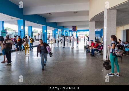SANTA CLARA, KUBA - 12. FEBRUAR 2016: Menschen an einem Busbahnhof in Santa Clara, Kuba. Stockfoto