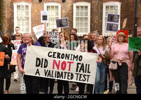 Die Demonstranten trafen sich bei der DEFRA und marschierten dann zur Downing Street, um gegen das Todesurteil gegen Geronimo, den Alpaka, zu protestieren. Stockfoto