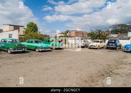 SANTA CLARA, KUBA - 12. FEBRUAR 2016: Oldtimer als Sammeltaxi in Santa Clara, Kuba. Stockfoto