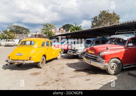 SANTA CLARA, KUBA - 12. FEBRUAR 2016: Oldtimer als Sammeltaxi in Santa Clara, Kuba. Stockfoto