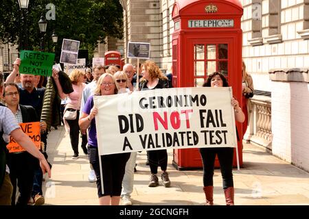 Die Demonstranten trafen sich bei der DEFRA und marschierten dann zur Downing Street, um gegen das Todesurteil gegen Geronimo, den Alpaka, zu protestieren. Stockfoto