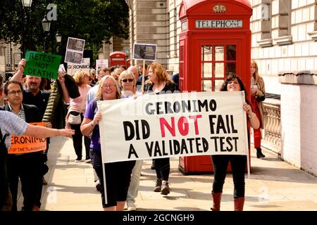 Die Demonstranten trafen sich bei der DEFRA und marschierten dann zur Downing Street, um gegen das Todesurteil gegen Geronimo, den Alpaka, zu protestieren. Stockfoto