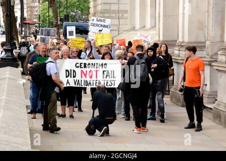 Die Demonstranten trafen sich bei der DEFRA und marschierten dann zur Downing Street, um gegen das Todesurteil gegen Geronimo, den Alpaka, zu protestieren. Stockfoto