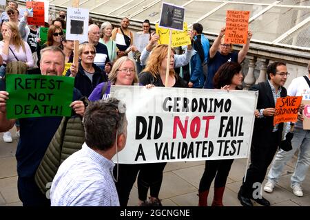 Die Demonstranten trafen sich bei der DEFRA und marschierten dann zur Downing Street, um gegen das Todesurteil gegen Geronimo, den Alpaka, zu protestieren. Stockfoto