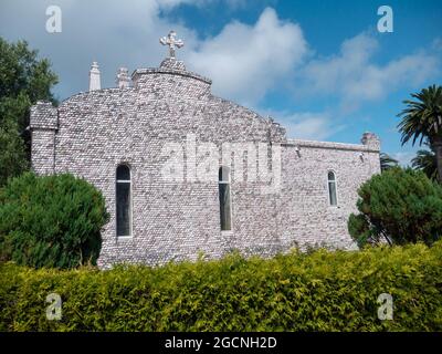 LA TOJA, SPANIEN - 24. JULI 2021: Kirche mit Jakobsmuscheln auf der Insel La Toja, Ermida de San Campio e San Sebastian, Pontevedra, Galicia, Spa Stockfoto