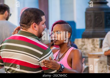 HAVANNA, KUBA - 21. FEB 2016: Ein Paar Kubaner tanzt in der Fußgängerzone des Paseo de Marti Prado in Havanna. Stockfoto