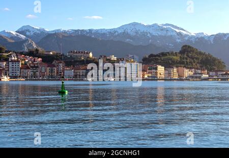 RIBADESELLA, SPANIEN - 13. Januar 2021: Blick auf die Stadt vom paseo de la Grua, Ribadesella, Asturien, Spanien. Stockfoto