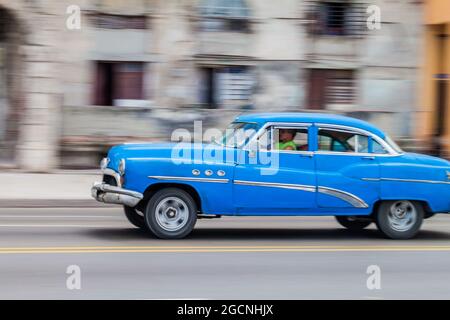 HAVANNA, KUBA - 22. FEB 2016: Oldtimer-Fahrten entlang der berühmten Küstenfahrt Malecon in Havanna Stockfoto