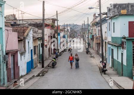 MATANZAS, KUBA - 16. FEB 2016: Straßenleben im Zentrum von Matanzas, Kuba Stockfoto