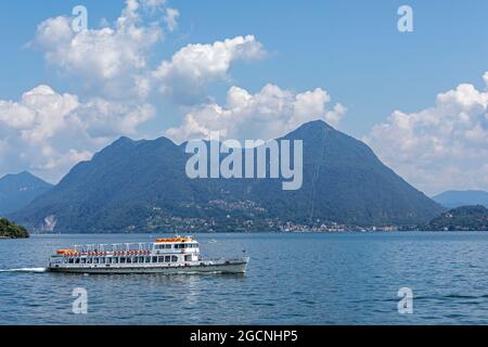 Ausflugsboot am Monte Sasso del Ferro, Lago Maggiore, Lombardei, Italien Stockfoto