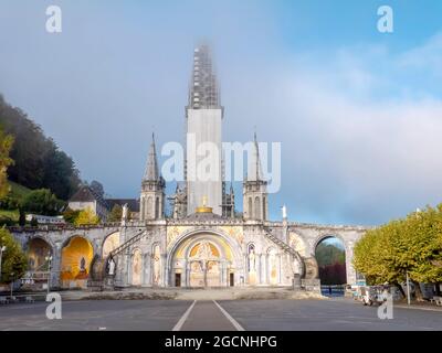 LOURDES, FRANKREICH - 12. Oktober 2020: Basilika Unsere Liebe Frau vom Rosenkranz mit Gerüsten bedeckt, Lourdes, Frankreich.