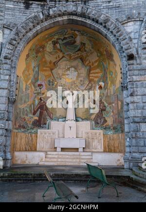 LOURDES, FRANKREICH - 12. Oktober 2020: Externe Kapelle des heiligen Pascal Baylon der Basilika Unsere Liebe Frau vom Rosenkranz, Lourdes, Frankreich Stockfoto