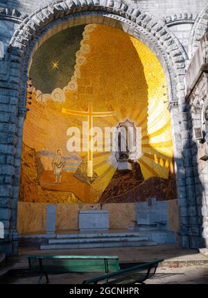 LOURDES, FRANKREICH - 12. Oktober 2020: Externe Kapelle unserer Lieben Frau von Guadalupe der Basilika Unsere Liebe Frau vom Rosenkranz, Lourdes, Frankreich Stockfoto