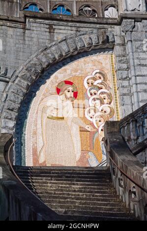 LOURDES, FRANKREICH - 12. Oktober 2020: Mosaikdetail an der Fassade der Basilika Unsere Liebe Frau vom Rosenkranz, Lourdes, Frankreich Stockfoto