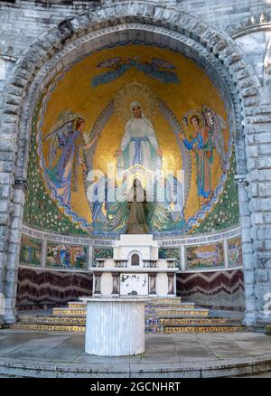 LOURDES, FRANKREICH - 12. Oktober 2020: Externe Kapelle der Heiligen Bernadette der Basilika Unsere Liebe Frau vom Rosenkranz, Lourdes, Frankreich Stockfoto