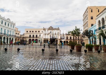 HAVANNA, KUBA - 23. FEB 2016: Alte Kolonialgebäude am Plaza Vieja in Habana Vieja Stockfoto